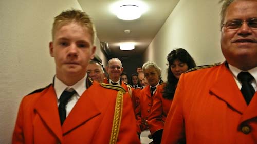 Uitzicht in de gang op de fanfare