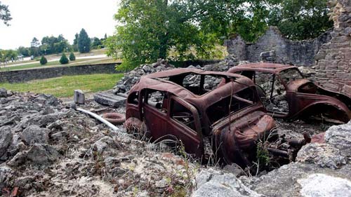Auto's en zicht op nieuw Oradour