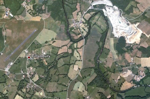 Satelietbeeld van vliegveld en steengroeve (witte gedeelte rechts)